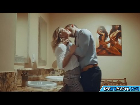 ❤️ Nigbati bilondi ti oyan ba tan ọ ni yara isinmi ti gbogbo eniyan ❤️ Iwa onihoho furo